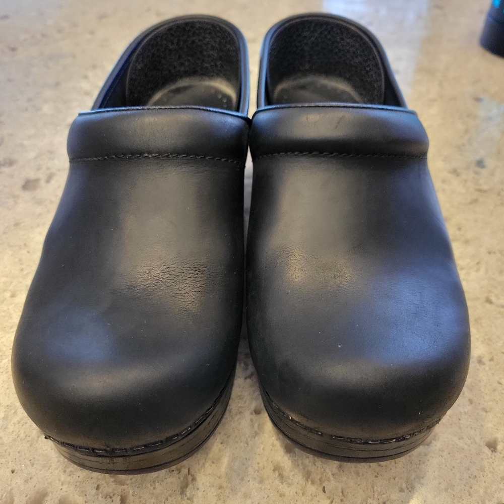 Dansko Professional Clog in Oiled Black, Size 37